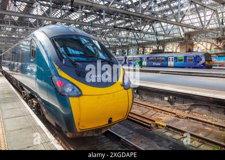 Avanti West Coast Pendolino e treno classe 320 in background, Central Station, Glasgow, Scozia, Regno Unito, Europa Foto Stock