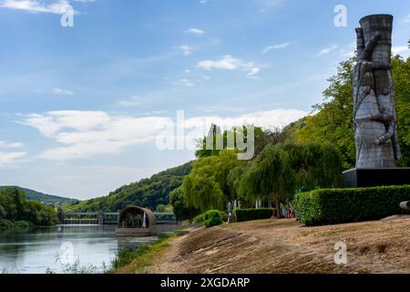 Due mani che tengono il monumento nel Centro europeo Schengen, Schengen, Lussemburgo, Europa Foto Stock