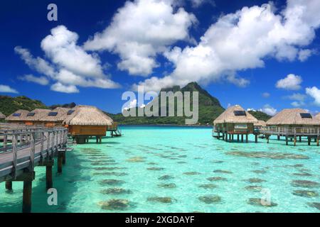 Le Bora Bora by Pearl Resort e Mount Otemanu, isola Moto Tevairoa, Bora Bora, Polinesia francese, Pacifico meridionale, Pacifico Foto Stock