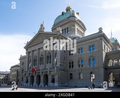 Vista dell'edificio centrale del Palazzo Federale della Svizzera, sito patrimonio dell'umanità dell'UNESCO, sede del governo svizzero, situato a Berna, il Foto Stock