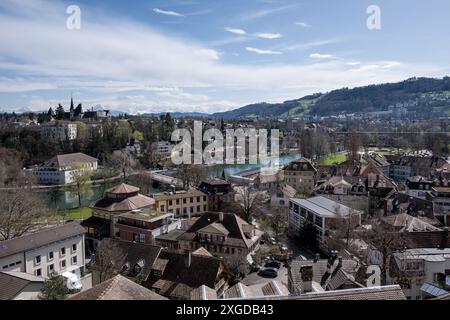 Paesaggio urbano di Berna, la città federale (Bundesstadt) e de facto capitale della Svizzera, visto dall'edificio centrale del Palazzo Federale di Switz Foto Stock