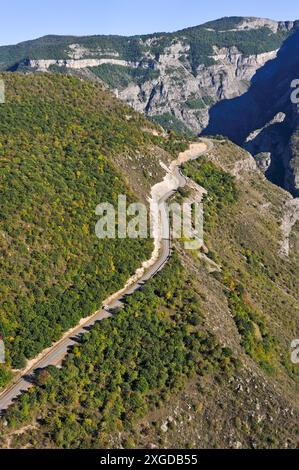 Strada che sovrasta la profonda gola del fiume Vorotan vista dalla funivia che collega il villaggio di Halidzor, provincia di Syunik, nel braccio sud-orientale Foto Stock