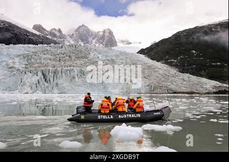 Escursione con zodiaco intorno al ghiacciaio Pia, Cordillera Darwin, ramo nord-est del canale di Beagle, Terra del fuoco, Patagonia, Cile, Sud Ame Foto Stock