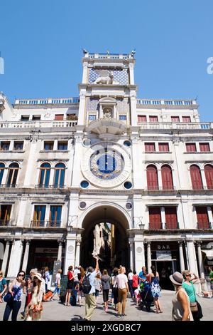 La Torre dell'Orologio sul lato nord di Piazza San Marco, Venezia, sito Patrimonio dell'Umanità dell'UNESCO, Veneto, Italia Foto Stock