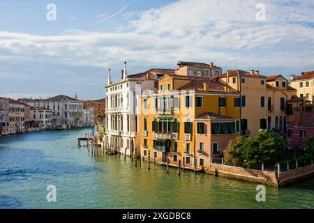 Vista del Canal grande dal Ponte de l'Accademia verso CA Rezzonico, Venezia, sito patrimonio dell'umanità dell'UNESCO, Veneto, Italia, Europa Foto Stock