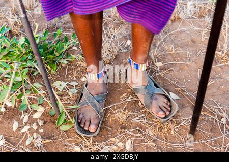 Maasai nel cespuglio, particolare di piedi e sandali Maasai, Mwatate, Lualenyi Ranch, Kenya, Africa orientale, Africa Foto Stock