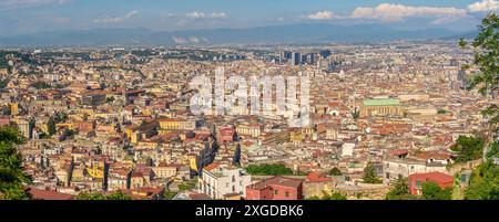 Vista elevata dello skyline di Napoli da Castel Sant'Elmo, Napoli, Campania, Italia, Europa Foto Stock