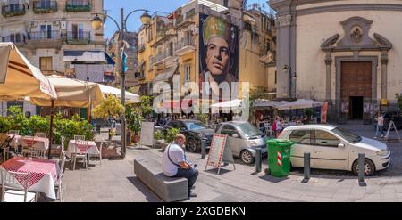Vista dei caffè e di San Gennaro di Jorit Agoch sulla vivace via forcella, Napoli, Campania, Italia, Europa Foto Stock