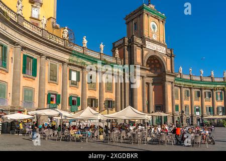 Vista di un ristorante all'aperto in un bar e caffetteria in Piazza Dante, centro storico, sito patrimonio dell'umanità dell'UNESCO, Napoli, Campania, Italia, Europa Foto Stock