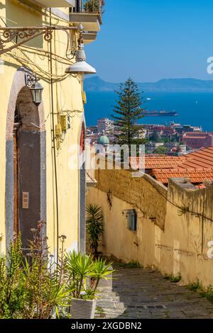 Vista elevata di Napoli e della Costiera Amalfitana sullo sfondo, Napoli, Campania, Italia, Europa Foto Stock