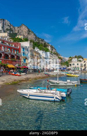 Vista delle barche a Marina grande e dei negozi e caffetterie sulla banchina, isola di Capri, baia di Napoli, Campania, Italia, Mediterraneo, Europa Foto Stock