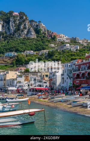 Vista delle barche a Marina grande sullo sfondo di Capri Town, Isola di Capri, Baia di Napoli, Campania, Italia, Mediterraneo, Europa Foto Stock