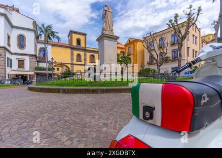 Vista della moto italiana in Piazza Sant'Antonino, Sorrento, Campania, Italia, Mediterraneo, Europa Foto Stock