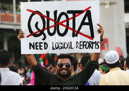 Dhaka, Wari, Bangladesh. 8 luglio 2024. Studenti e aspiranti al lavoro che portano bandiere nazionali partecipano a una marcia di protesta a Dacca l'8 luglio 2024, che chiede la fine delle quote "discriminatorie” per i posti di lavoro più ambiti del governo, compresa la riserva di posti ai bambini degli eroi della liberazione. (Credit Image: © Habibur Rahman/ZUMA Press Wire) SOLO PER USO EDITORIALE! Non per USO commerciale! Crediti: ZUMA Press, Inc./Alamy Live News Foto Stock