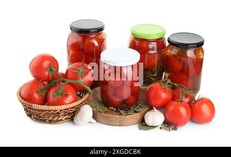 Gustosi pomodori sottaceto in vasetti, spezie e verdure isolate su bianco Foto Stock