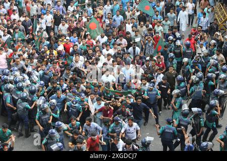 Dhaka, Wari, Bangladesh. 8 luglio 2024. Studenti e aspiranti al lavoro che portano bandiere nazionali partecipano a una marcia di protesta a Dacca l'8 luglio 2024, che chiede la fine delle quote "discriminatorie” per i posti di lavoro più ambiti del governo, compresa la riserva di posti ai bambini degli eroi della liberazione. (Credit Image: © Habibur Rahman/ZUMA Press Wire) SOLO PER USO EDITORIALE! Non per USO commerciale! Crediti: ZUMA Press, Inc./Alamy Live News Foto Stock