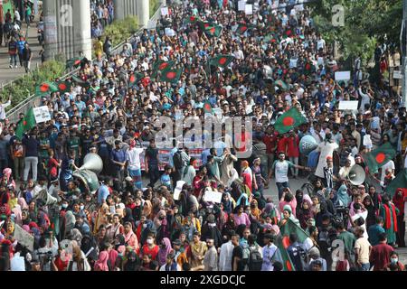 Dhaka, Wari, Bangladesh. 8 luglio 2024. Studenti e aspiranti al lavoro che portano bandiere nazionali partecipano a una marcia di protesta a Dacca l'8 luglio 2024, che chiede la fine delle quote "discriminatorie” per i posti di lavoro più ambiti del governo, compresa la riserva di posti ai bambini degli eroi della liberazione. (Credit Image: © Habibur Rahman/ZUMA Press Wire) SOLO PER USO EDITORIALE! Non per USO commerciale! Crediti: ZUMA Press, Inc./Alamy Live News Foto Stock