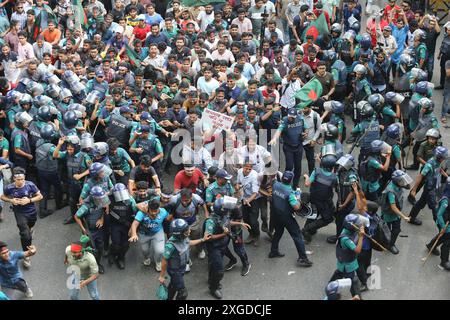 Dhaka, Wari, Bangladesh. 8 luglio 2024. Studenti e aspiranti al lavoro che portano bandiere nazionali partecipano a una marcia di protesta a Dacca l'8 luglio 2024, che chiede la fine delle quote "discriminatorie” per i posti di lavoro più ambiti del governo, compresa la riserva di posti ai bambini degli eroi della liberazione. (Credit Image: © Habibur Rahman/ZUMA Press Wire) SOLO PER USO EDITORIALE! Non per USO commerciale! Crediti: ZUMA Press, Inc./Alamy Live News Foto Stock