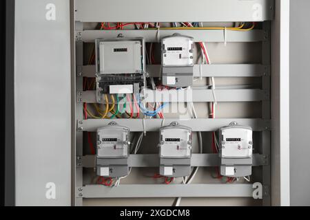 Misuratori elettrici e fili nella scatola fusibili. Dispositivo di misurazione dell'energia Foto Stock