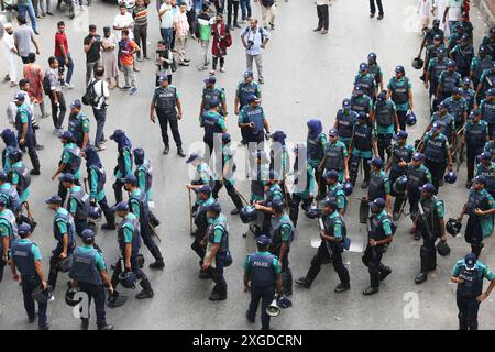 Dhaka, Wari, Bangladesh. 8 luglio 2024. Studenti e aspiranti al lavoro che portano bandiere nazionali partecipano a una marcia di protesta a Dacca l'8 luglio 2024, che chiede la fine delle quote "discriminatorie” per i posti di lavoro più ambiti del governo, compresa la riserva di posti ai bambini degli eroi della liberazione. (Credit Image: © Habibur Rahman/ZUMA Press Wire) SOLO PER USO EDITORIALE! Non per USO commerciale! Crediti: ZUMA Press, Inc./Alamy Live News Foto Stock