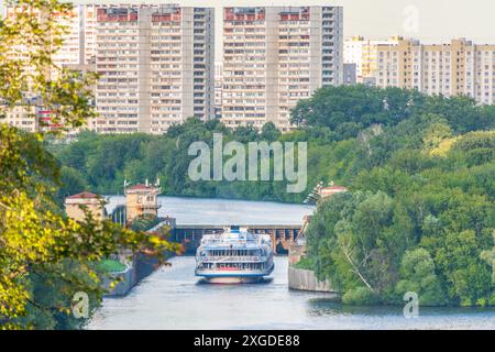 Una vecchia porta sul canale di Mosca per regolare il livello dell'acqua nel letto del fiume. Nave da crociera all'ingresso Foto Stock