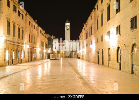 Famosa via Stradun nella città vecchia di Dubrovnik, fotografia notturna Foto Stock
