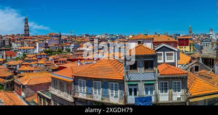 Porto, la città portoghese famosa in tutto il mondo per il suo omonimo, costruita sull'estuario del fiume Douro prima di sfociare nell'Atlantico Foto Stock