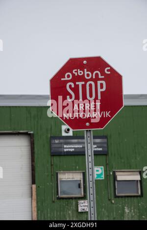 Segnaletica multilingue in inglese, francese, inuktitut e Inuinnaqtun presso l'aeroporto internazionale Iqaluit di Iqaluit, Nunavut, Canada Foto Stock