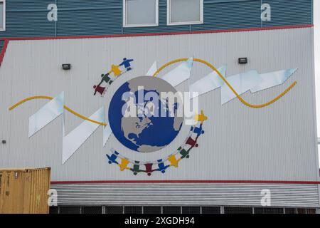 Murale di amici di tutto il mondo a Iqaluit, Nunavut, Canada Foto Stock