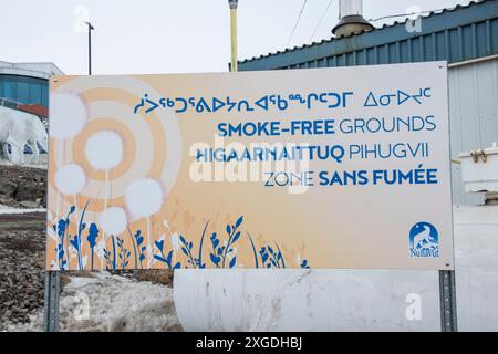 Cartello non fumatori presso il Qikiqtani General Hospital di Niaqunngusiariaq a Iqaluit, Nunavut, Canada Foto Stock