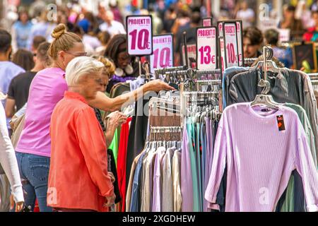 Shopping in der Fußgängerzone, Modeladen auf dem Ostenhellweg, Dortmund, Juli 2024 Deutschland, Dortmund, Juli 2024, shopping auf dem Ostenhellweg, Kundinnen schauen sich Sonderangebote eines Modeladens An, Projekt 11, Die Fußgängerzone ist voll, Einzelhandel, Geschäfte, Wirtschaft, Konjunktur, Nordrhein-Westfalen, *** Shopping nella zona pedonale, negozio di moda a Ostenhellweg, Dortmund, luglio 2024 Germania, Dortmund, luglio 2024, shopping a Ostenhellweg, i clienti guardano le offerte speciali in un negozio di moda, Project 11, la zona pedonale è piena, Retail, negozi, economia, economia, Renania settentrionale- Foto Stock