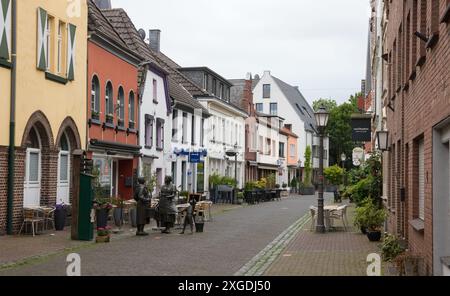 XANTEN, GERMANIA - 2 GIUGNO 2024: Vista della Klever Strasse in una giornata tranquilla e nuvolosa. La Klever Strasse fa parte del centro storico di Xanten. Foto Stock