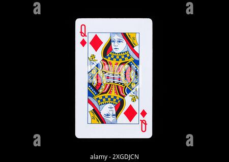 Carta da gioco Queen of Diamonds isolata su sfondo nero. Poker. GIORNATA NAZIONALE DI GIOCO DELLE CARTE Foto Stock