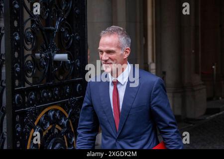 Peter Kyle, Segretario di Stato per la Scienza, l'innovazione e la tecnologia, a Downing Street per una riunione del Gabinetto. Foto Stock