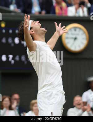 Londra, Regno Unito. 8 luglio 2024. Taylor Fritz celebra la vittoria nel suo quarto turno contro il tedesco Alexander Zverev ai Campionati di Wimbledon 2024 a Londra lunedì 8 luglio 2024. Foto di Hugo Philpott/UPI credito: UPI/Alamy Live News Foto Stock