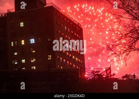 Lo spettacolo dei fuochi d'artificio del 4 luglio di Macy visto dietro il progetto immobiliare Elliot Houses a Chelsea a New York giovedì 4 luglio 2024. (© Richard B. Levine) Foto Stock