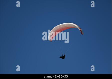 PARA-ALIANTE CATTURATO MENTRE CAVALCA LE CORRENTI D'ARIA IN UNA BELLA GIORNATA LIMPIDA SULLA TESTA DI ST BEE VICINO A WHITEHAVEN , CUMBRIA Foto Stock