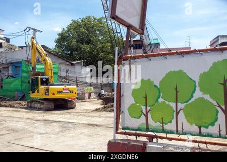 BANGKOK, THAILANDIA, 16 GIUGNO 2024, uscita dal cantiere delle infrastrutture urbane nel centro della città Foto Stock