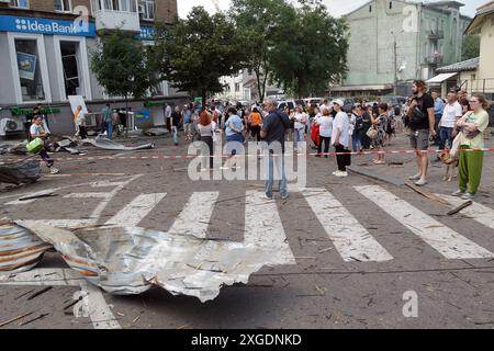 Kiev, Ucraina. 8 luglio 2024. KIEV, UCRAINA - 8 LUGLIO 2024 - le persone rimangono vicino alla stazione della metropolitana Lukianivska durante un attacco missilistico russo, Kiev, capitale dell'Ucraina. Crediti: Ukrinform/Alamy Live News Foto Stock