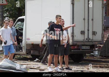 Kiev, Ucraina. 8 luglio 2024. KIEV, UCRAINA - 8 LUGLIO 2024 - le persone rimangono vicino alla stazione della metropolitana Lukianivska durante un attacco missilistico russo, Kiev, capitale dell'Ucraina. Crediti: Ukrinform/Alamy Live News Foto Stock