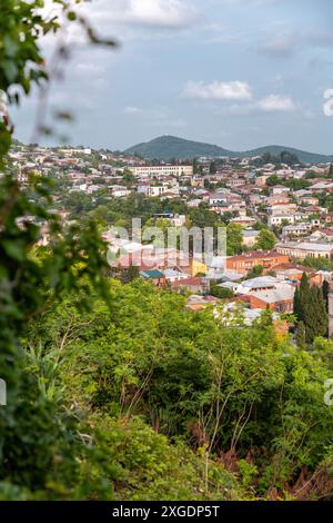 Kutaisi, Georgia - 15 giugno 2024: Vista panoramica aerea della città di Kutaisi, regione di Imereti, Georgia. Foto Stock