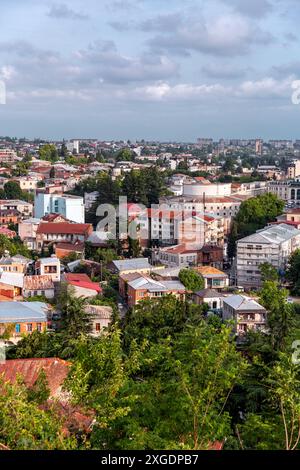 Kutaisi, Georgia - 15 giugno 2024: Vista panoramica aerea della città di Kutaisi, regione di Imereti, Georgia. Foto Stock