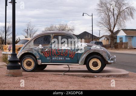 Winslow, Arizona - 18 dicembre 2023: Art car in un parco cittadino per Winslow Arizona - VW Beetle Foto Stock