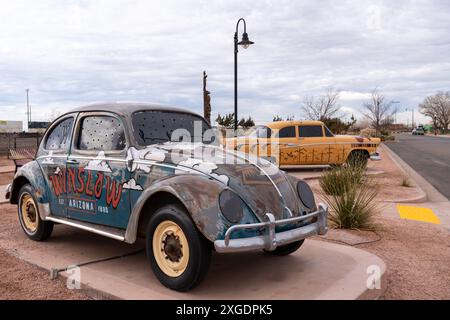 Winslow, Arizona - 18 dicembre 2023: Art car in un parco cittadino per Winslow Arizona - VW Beetle e Ford Fairlane Foto Stock