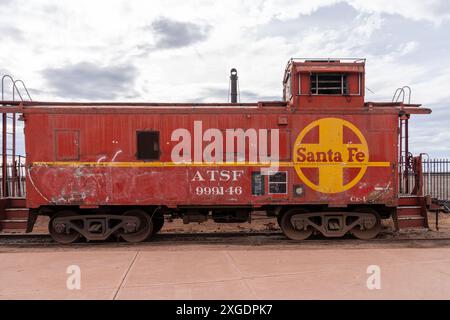 Winslow, Arizona - 18 dicembre 2023: Vagoni della BNSF Sante Fe in mostra in un parco cittadino di Winslow, Arizona Foto Stock