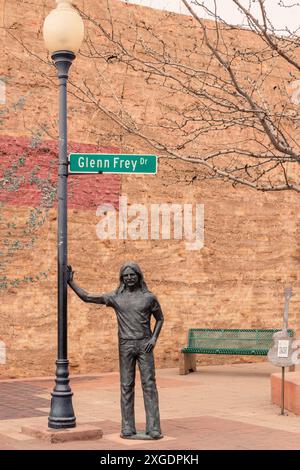 Winslow, Arizona - 18 dicembre 2023: In piedi all'angolo della storica Route 66 a winslow, Arizona, statua di Jackson Browne Glen Frey Foto Stock