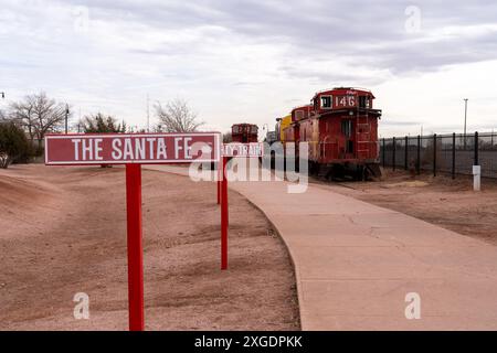 Winslow, Arizona - 18 dicembre 2023: Vagoni della BNSF Sante Fe in mostra in un parco cittadino di Winslow, Arizona Foto Stock