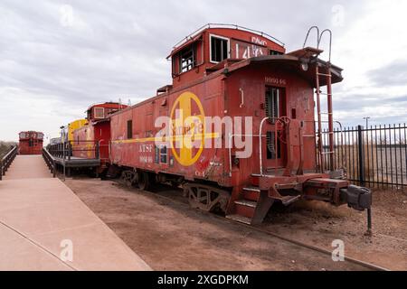 Winslow, Arizona - 18 dicembre 2023: Vagoni della BNSF Sante Fe in mostra in un parco cittadino di Winslow, Arizona Foto Stock