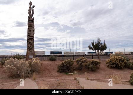 Winslow, Arizona - 18 dicembre 2023: Peter Wolf Toth Trail of the Whispering Giants totem pole in un parco Foto Stock