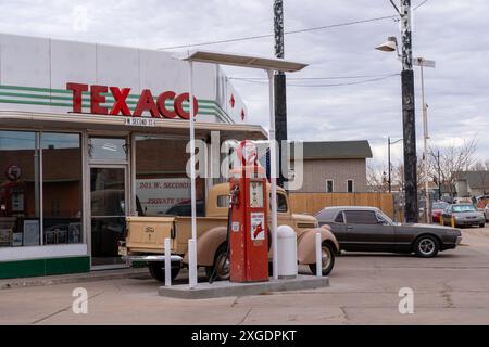 Winslow, Arizona - 18 dicembre 2023: Stazione di servizio Texaco vintage vecchio stile nel centro di Winslow, Arizona, Route 66 Foto Stock